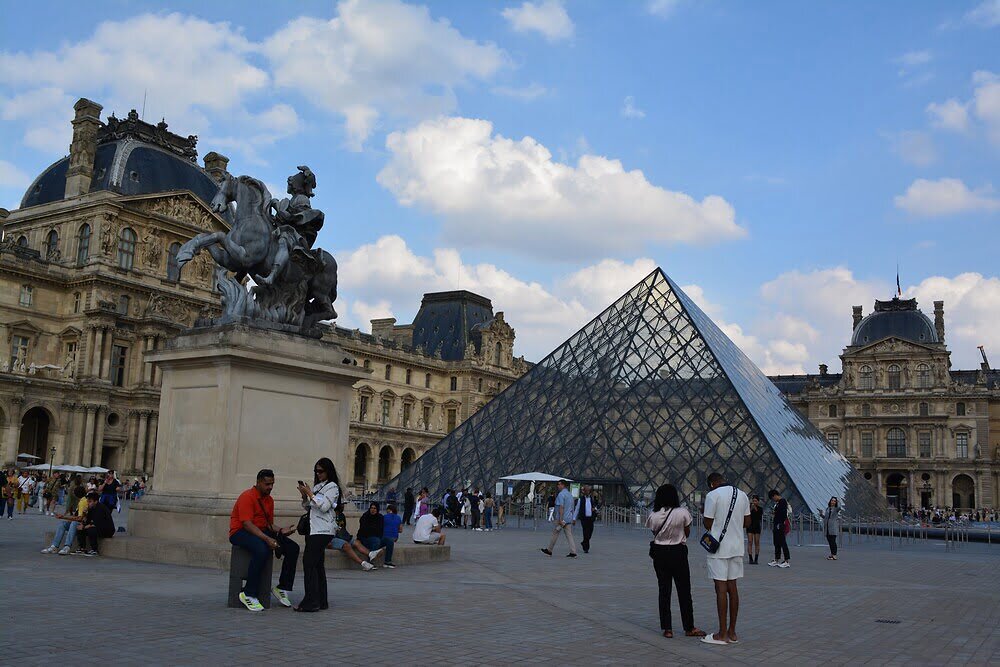 Pyramide du Louvre